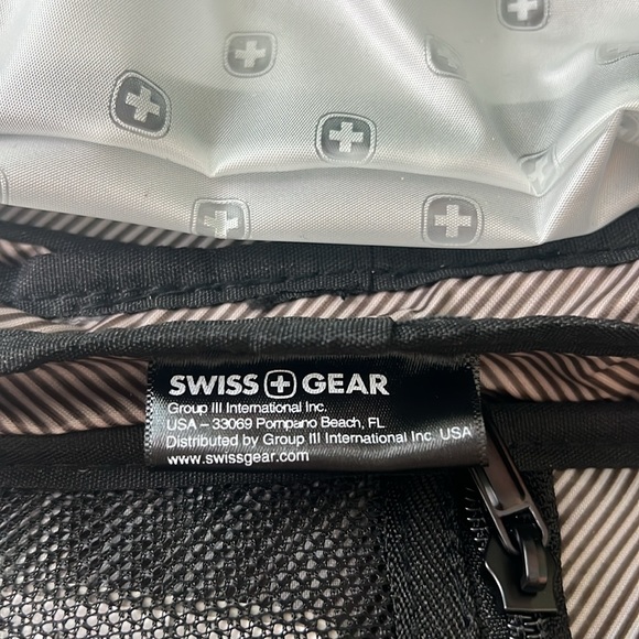 COPY - SwissGear Toiletry Tech Kit. NWT - Picture 7 of 10